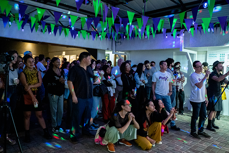 Escuchando el discurso de Paty Alcaldesa