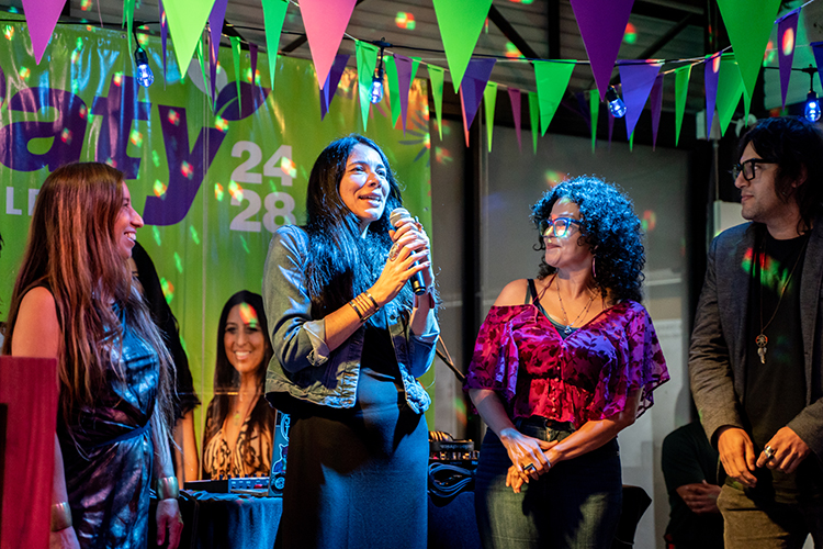 Paty Alcaldesa se dirige a su público