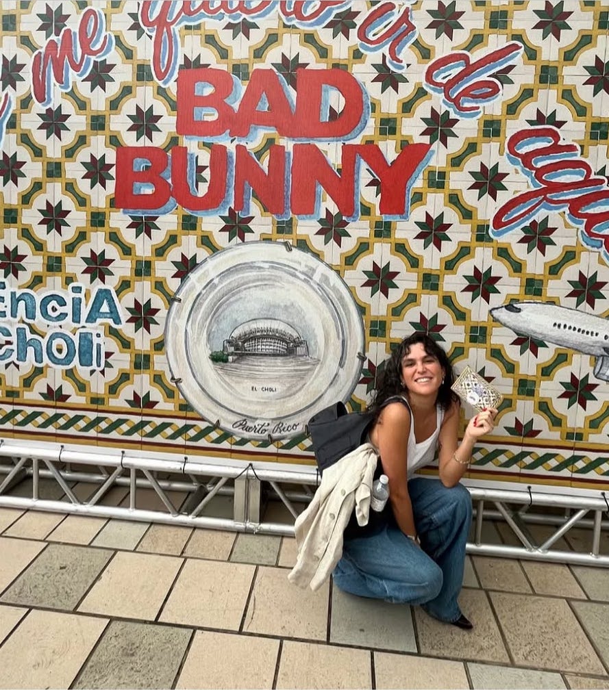 Nannette Mariela García posando junto a ilustración