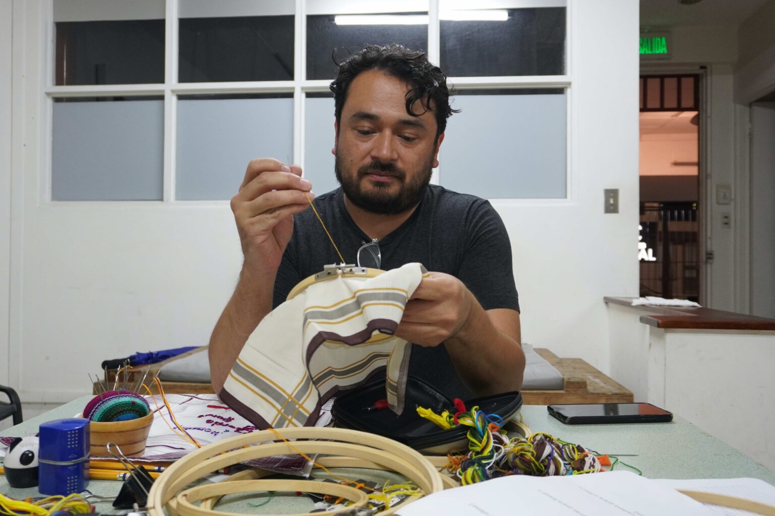 Quique Lee bordando