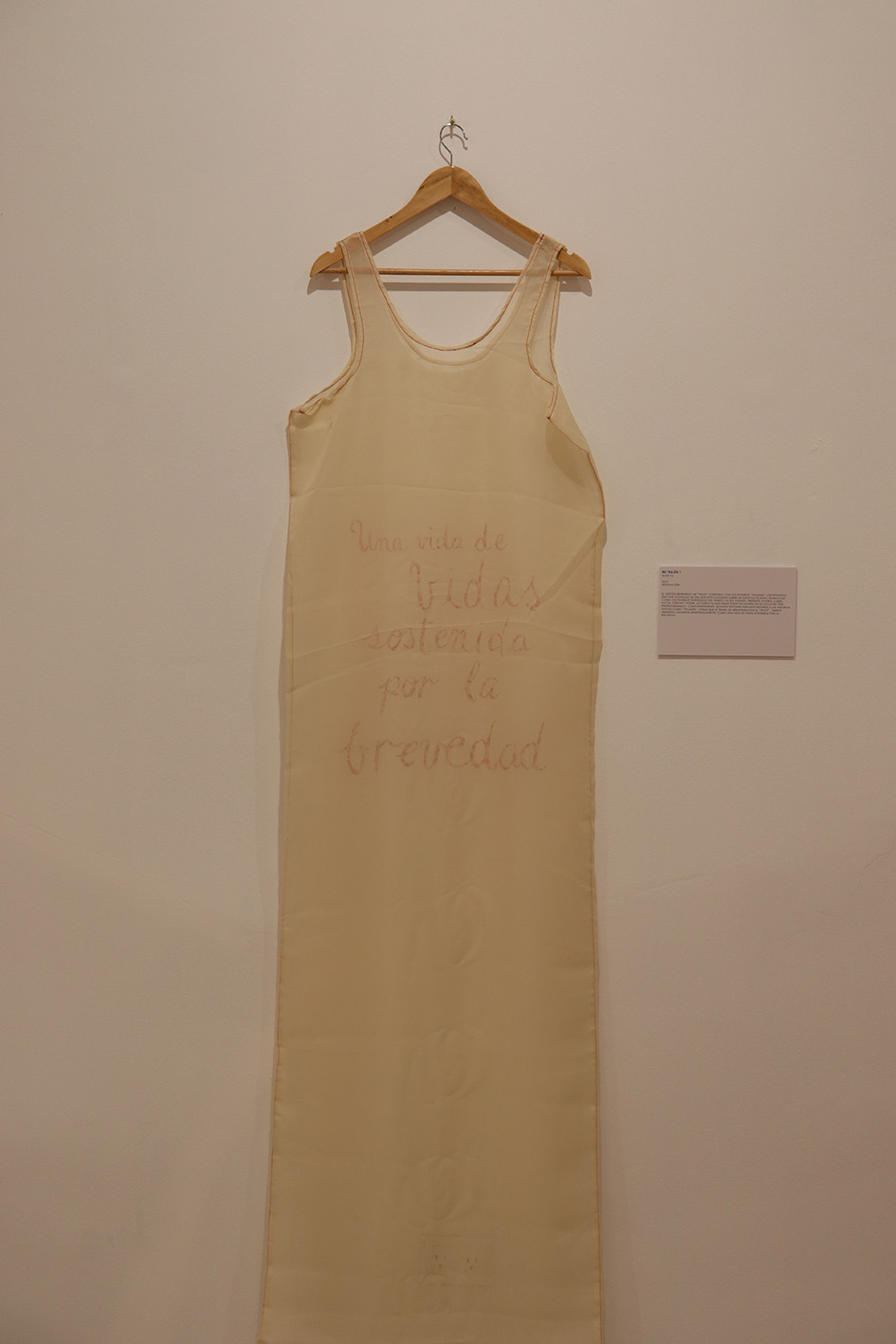 Man Yu. Mi trajín. 2019. Instalación de textil y objetos con intevención de pared (2)