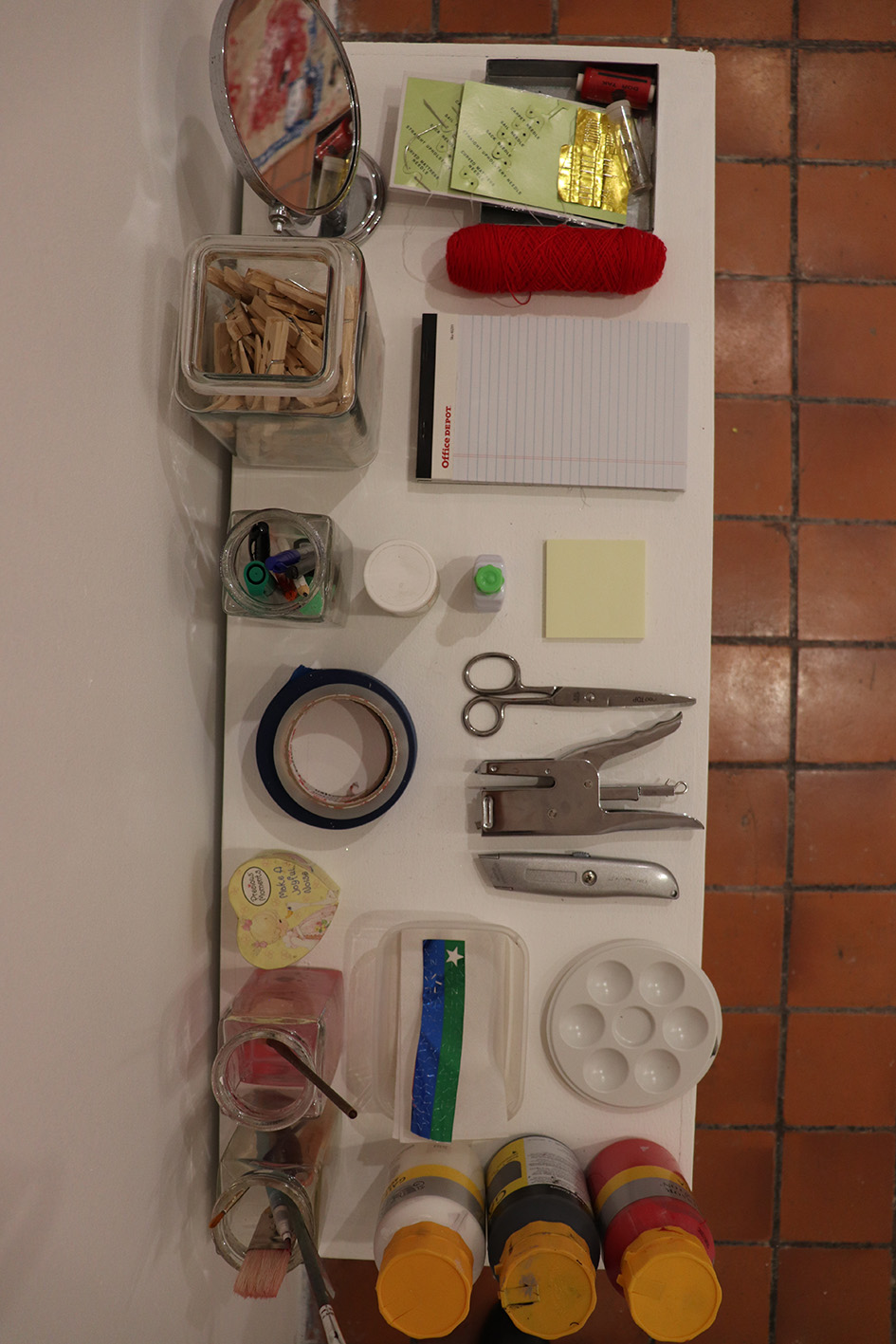 Man Yu. Mi trajín. 2019. Instalación de textil y objetos con intevención de pared (4)