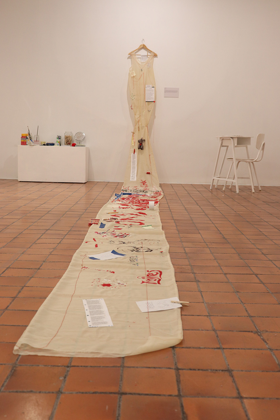 Man Yu. Mi trajín. 2019. Instalación de textil y objetos con intevención de pared (5)