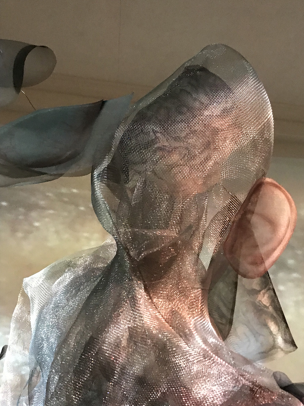 Detalle escultura Gala Berger, alambre galbanizado e impresión digital sobre gaza, medidas variables, parte de No hay más que un nombre