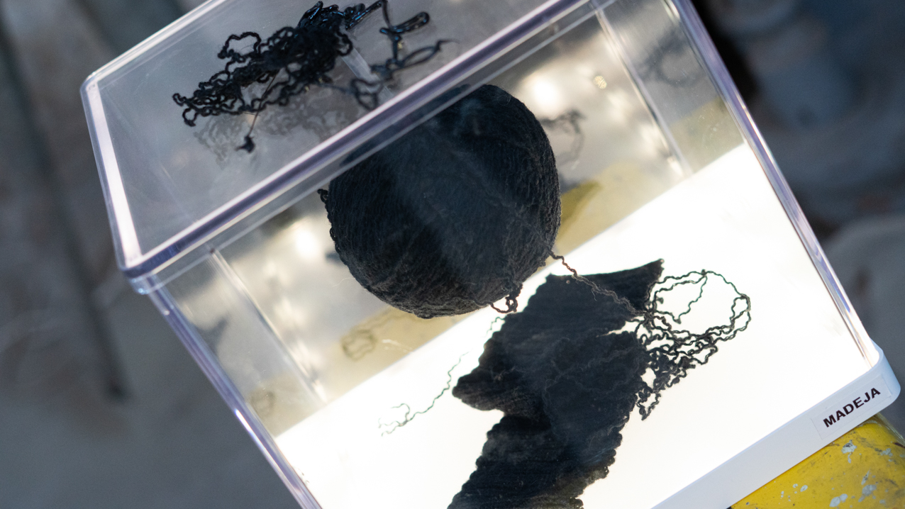 Amadeja. 2020. Objeto instalación en caja de luz led. 24x24x24cm (3)