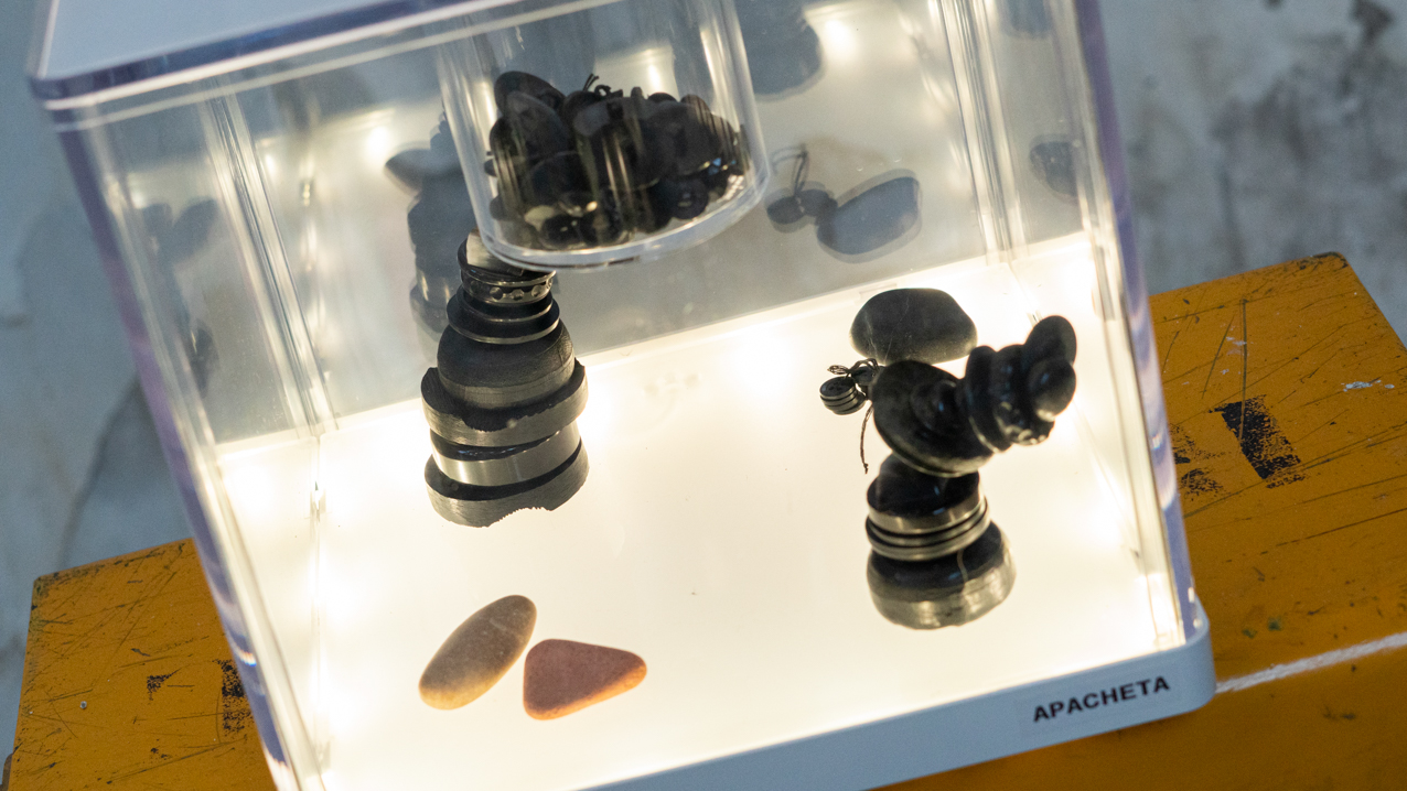 Apacheta. 2020. Objeto instalación en caja de luz led. 24x24x24cm (3)