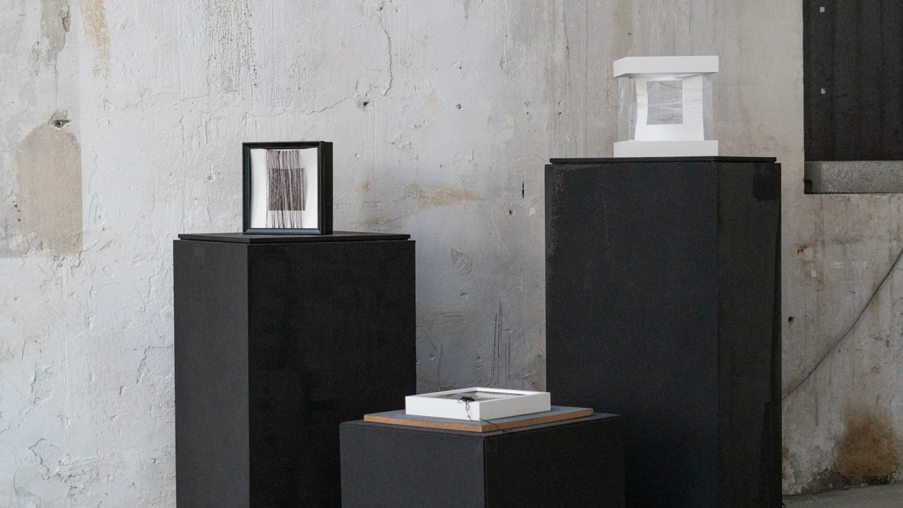 Confinamiento. 2020. Instalación objetos. 2 de 25x25x4cm y 1 de 25x25x25cm (5)