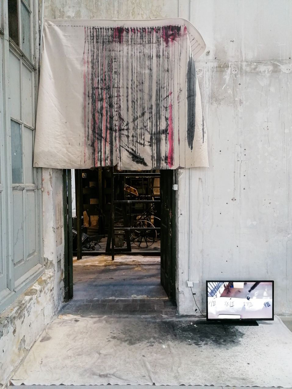 Gota. Small Data. 2020. Instalación objeto-video. 170x200cm y 120x250cm (1)