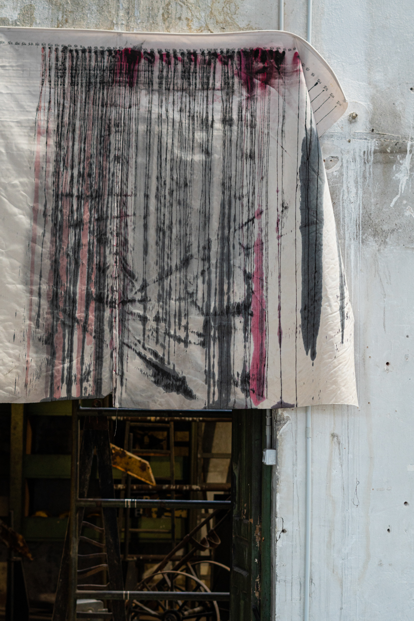 Gota. Small Data. 2020. Instalación objeto-video. 170x200cm y 120x250cm (2)