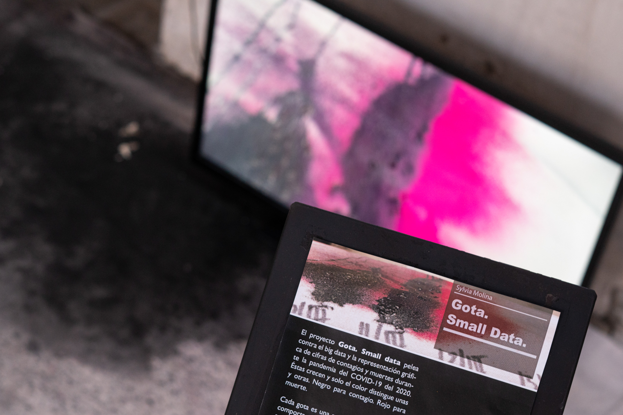 Gota. Small Data. 2020. Instalación objeto-video. 170x200cm y 120x250cm (3)