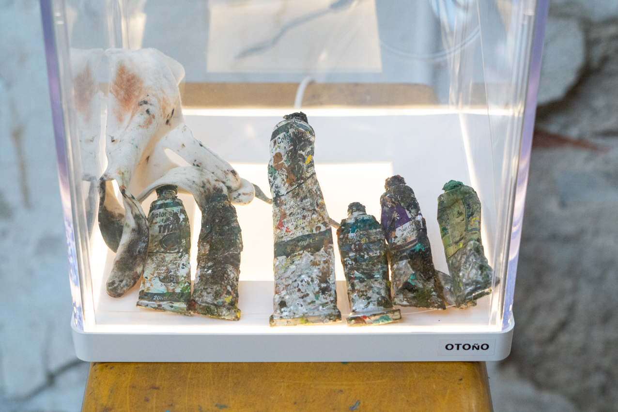 Otoño. 2020. Objeto instalación en caja de luz led. 24x24x24cm (2)