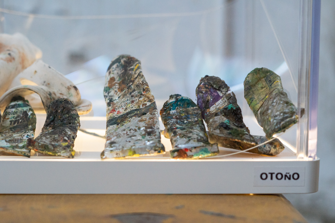 Otoño. 2020. Objeto instalación en caja de luz led. 24x24x24cm (3)