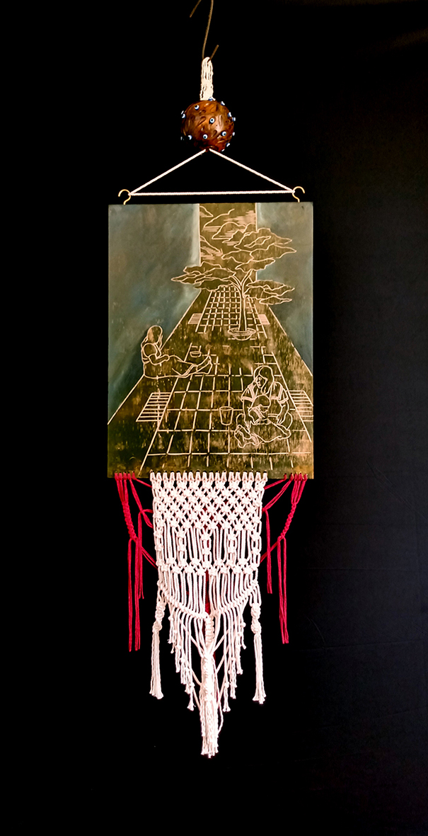 Gustavo Rivera, Evolución del respeto Para principiantes. 2020. Mixta tallado sobre madera, cerámica y tejido. 180 x 65 x 10 cm