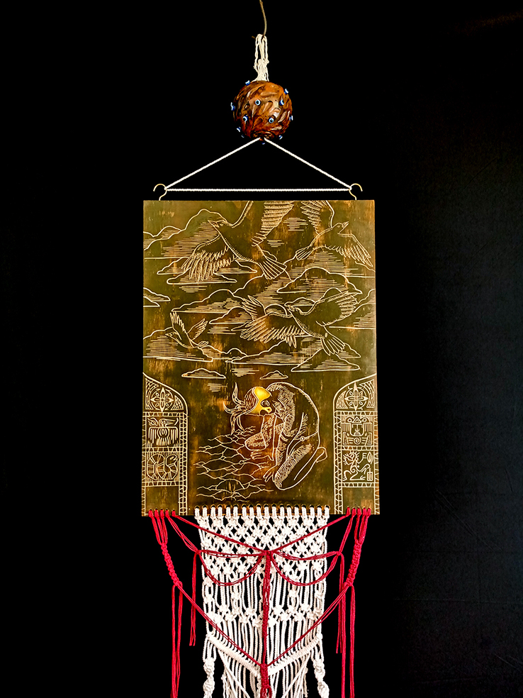 Gustavo Rivera, Evolución del respeto Para principiantes. 2020. Mixta tallado sobre madera, cerámica y tejido. 180 x 65 x 10 cm (detalles) (1)