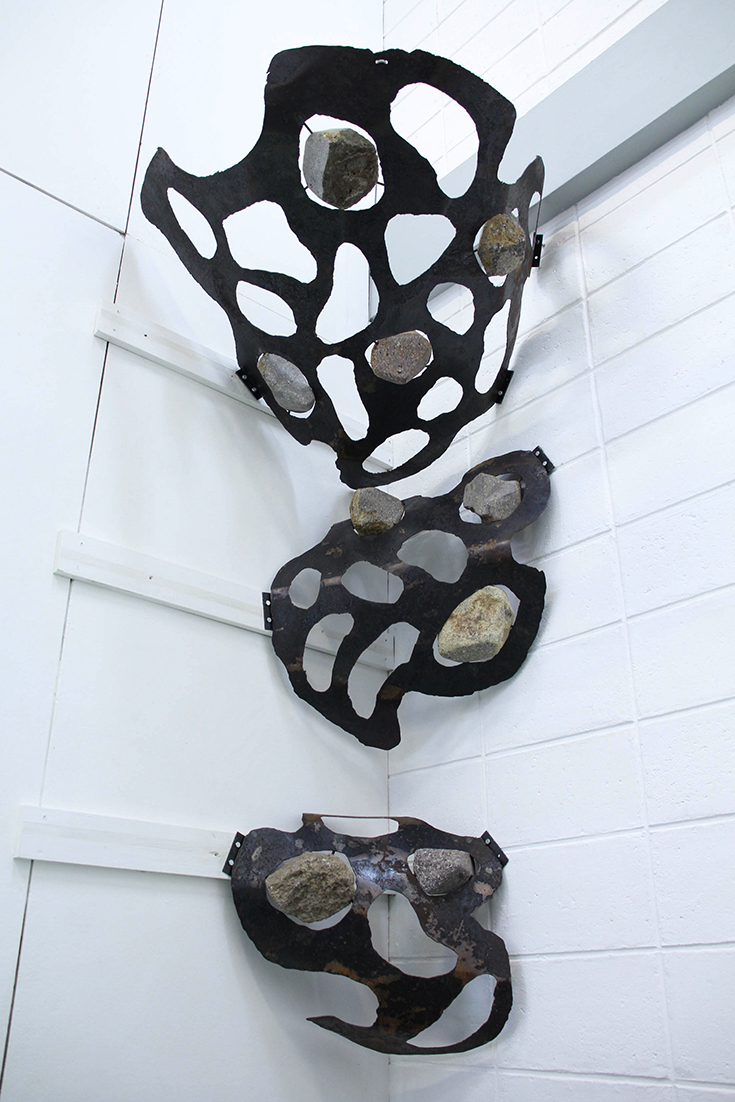 Laura Yalí Borge Torres. La naturaleza reclama. 2019. ensamble de metal y piedra. 200 x 110 cm