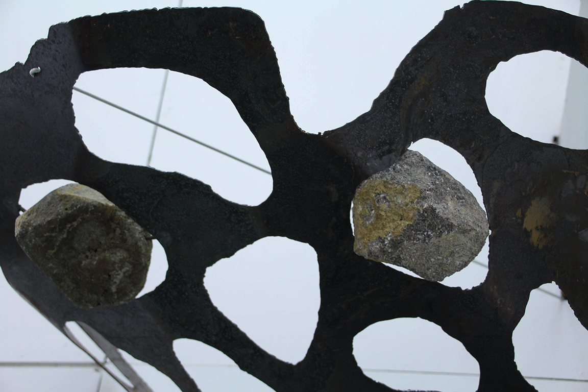 Laura Yalí Borge Torres. La naturaleza reclama. 2019. ensamble de metal y piedra. 200 x 110 cm (detalles) (1)