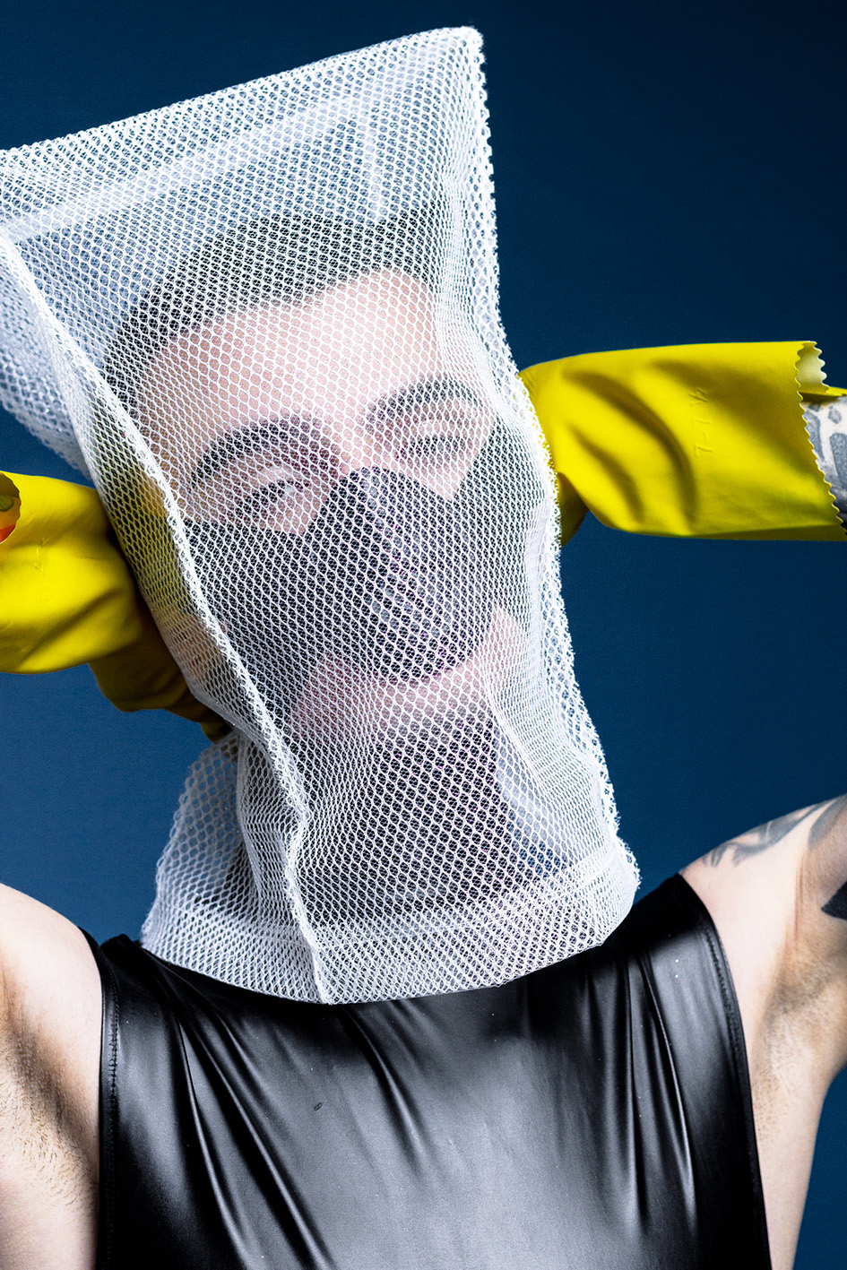 Covid ninja con una bolsa 02. 2020. Fabián Moreaux. Fotografía digital