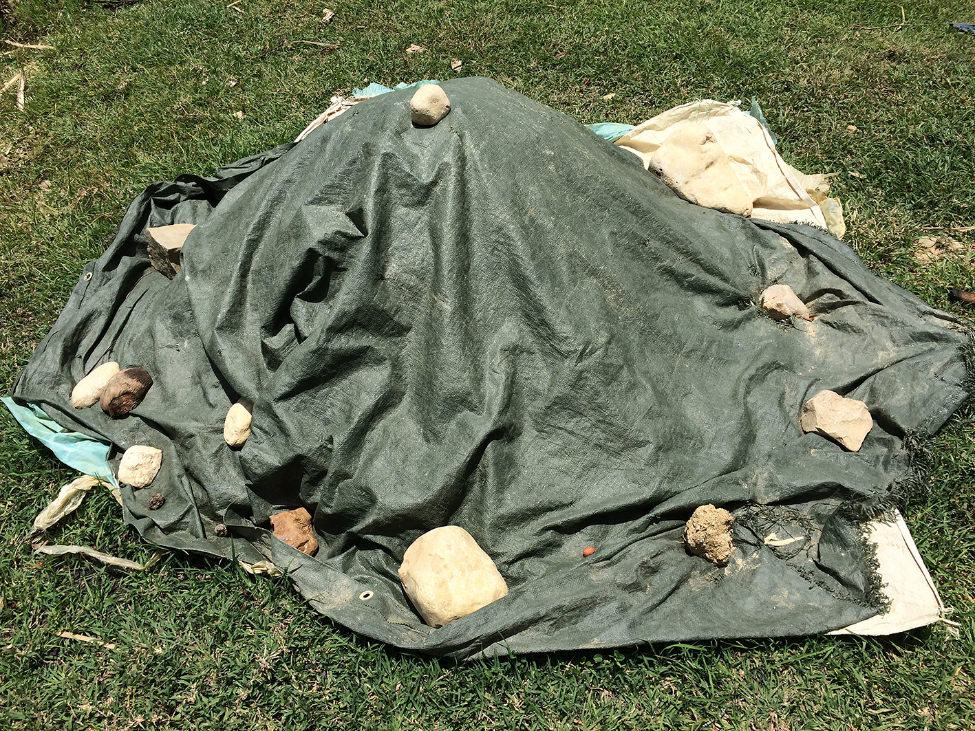 Adán Vallecillo. 2015. Montículo. Impresiones sobre papel algodón de 250 gramos. 86 x 115 cm. Cortesía del artista