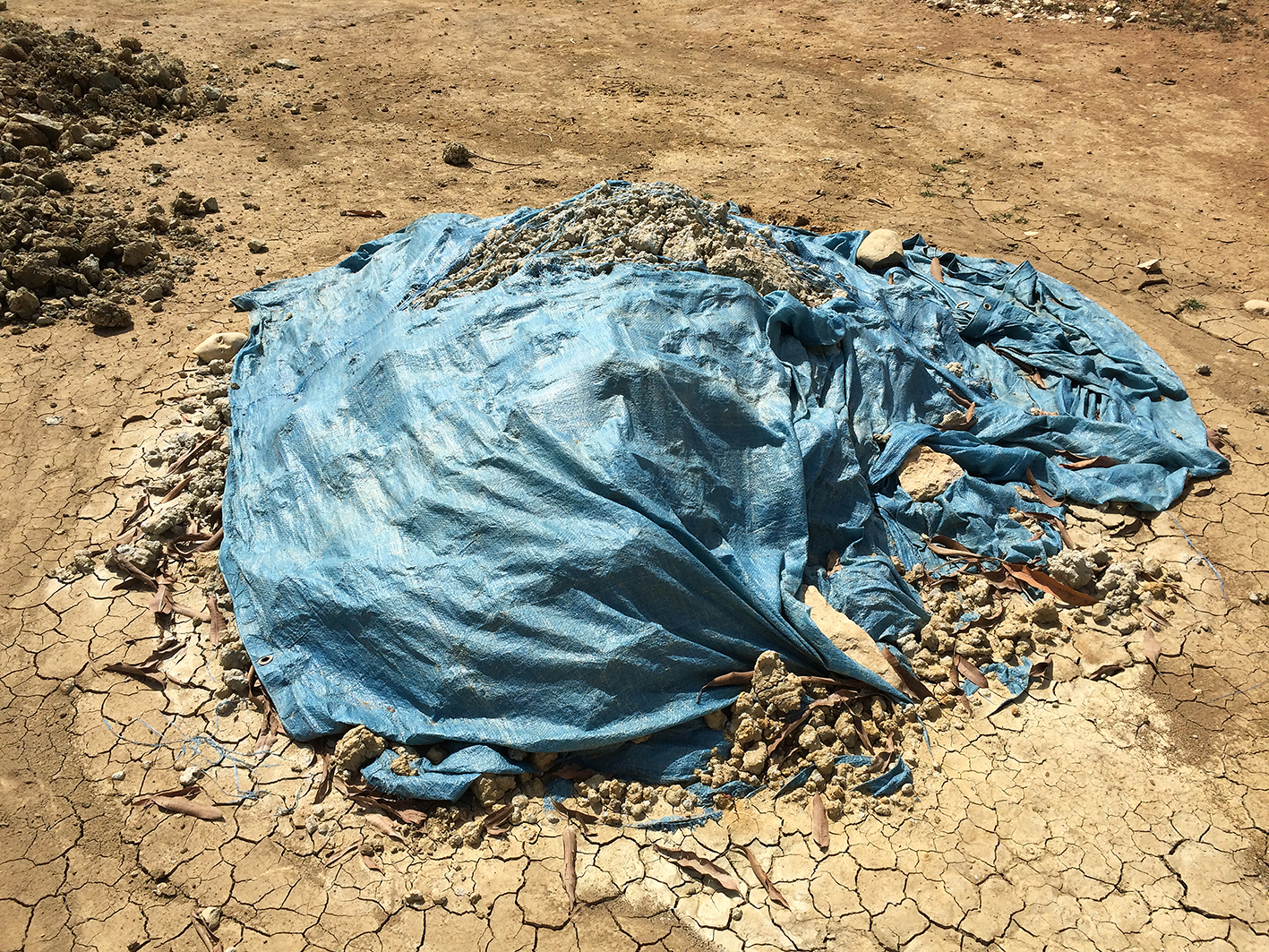 Adán Vallecillo. 2015. Montículo. Impresiones sobre papel algodón de 250 gramos. 86 x 115 cm. Cortesía del artista