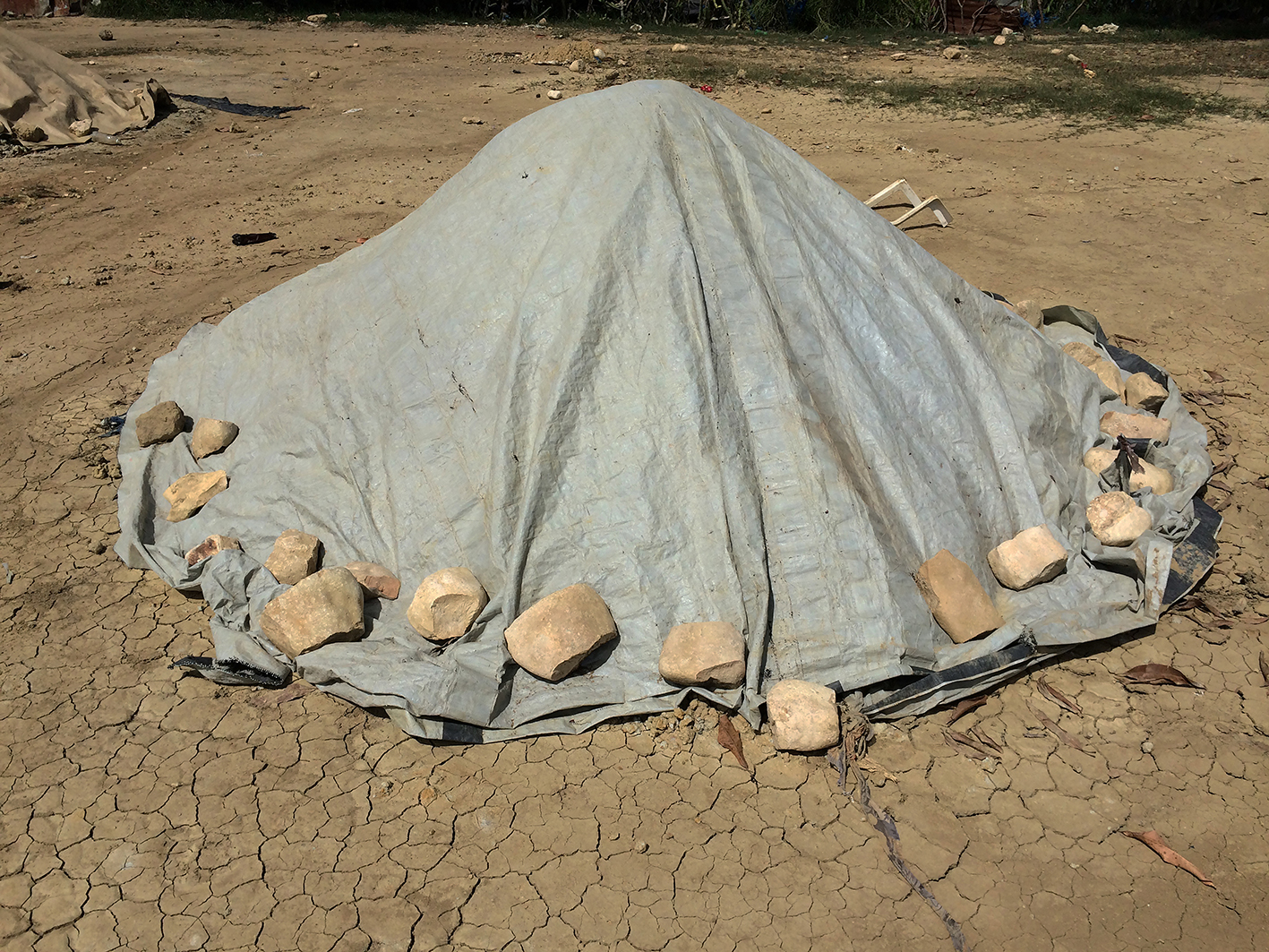 Adán Vallecillo. 2015. Montículo. Impresiones sobre papel algodón de 250 gramos. 86 x 115 cm. Cortesía del artista