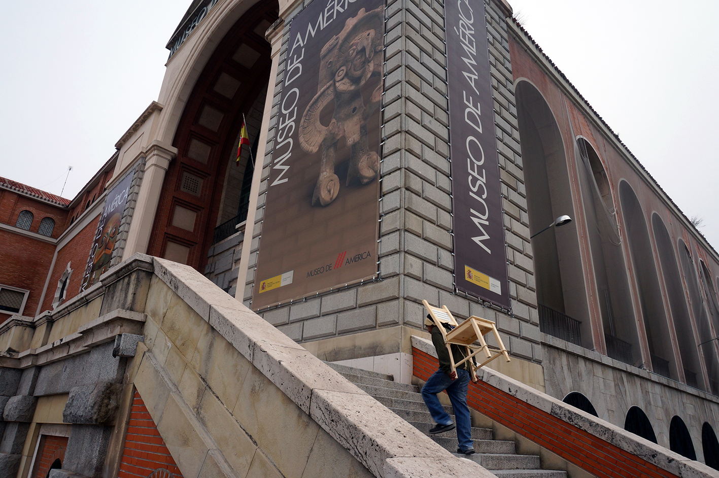 Ángel Poyón. 2015. La encomienda. Impresiones sobre papel de algodón. Copia de exposición. 70 x 46,5 cm y 42 x 29,7 cm. Cortesía del artista