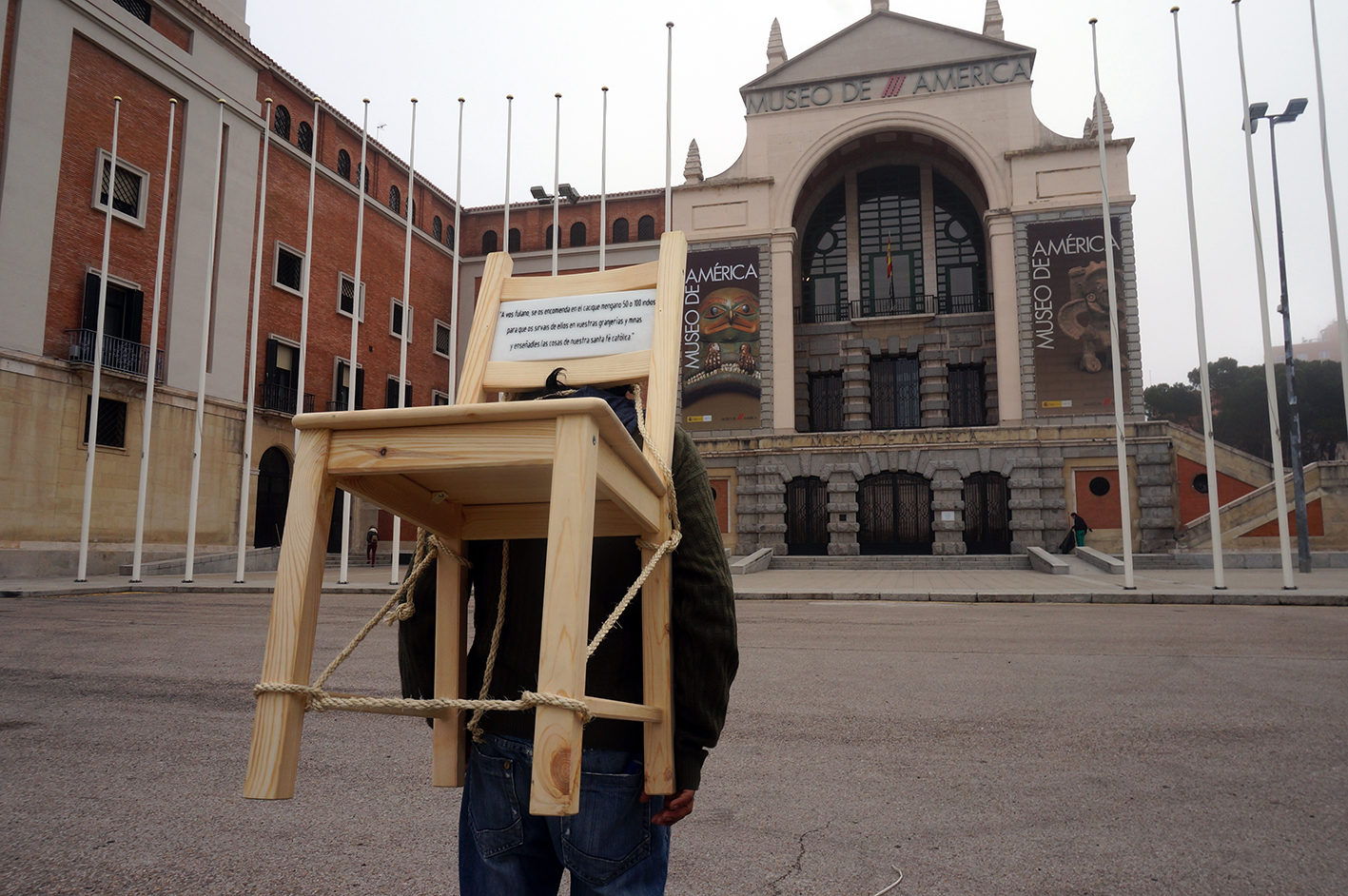 Ángel Poyón. 2015. La encomienda. Impresiones sobre papel de algodón. Copia de exposición. 70 x 46,5 cm y 42 x 29,7 cm. Cortesía del artista