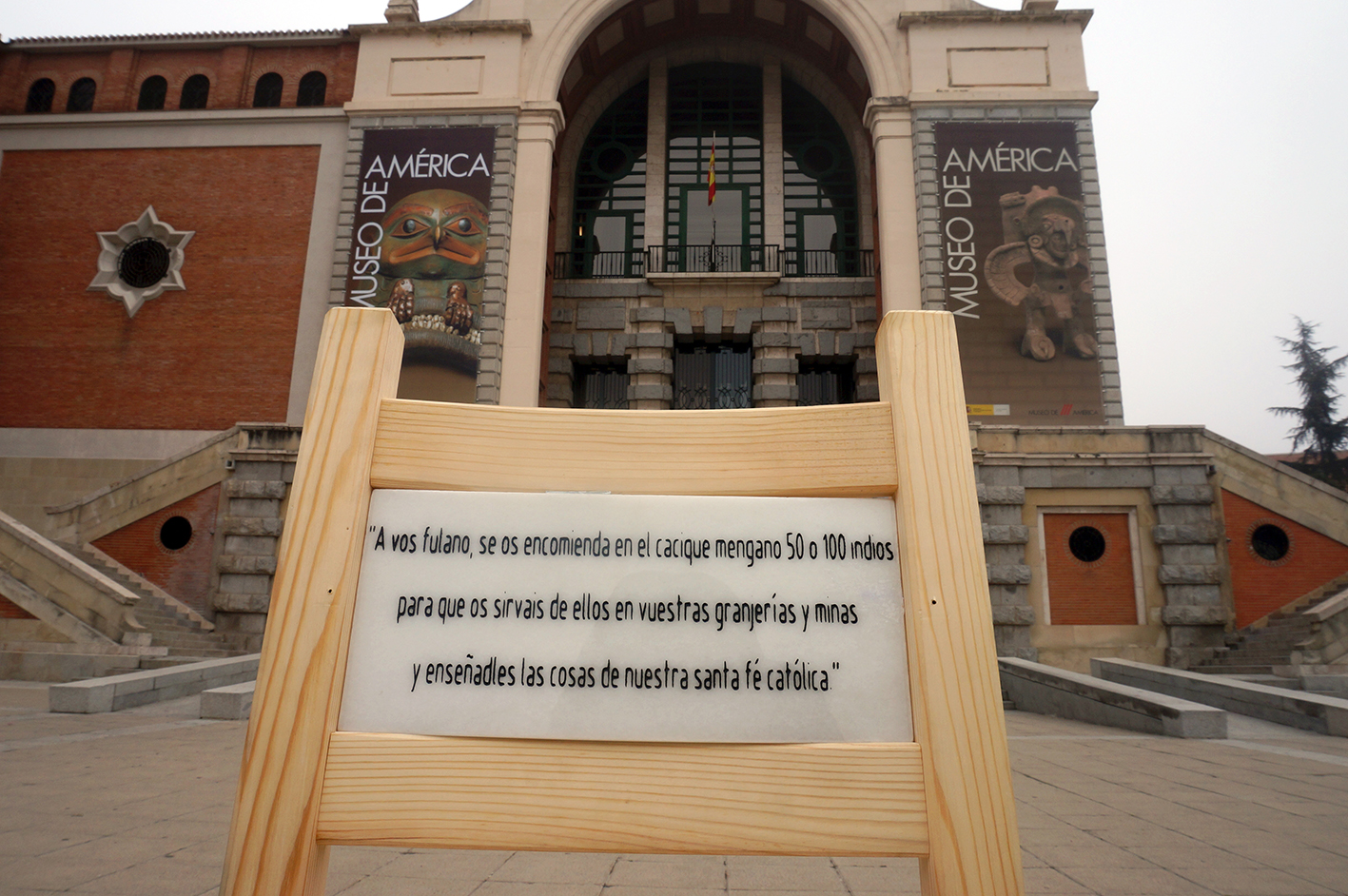 Ángel Poyón. 2015. La encomienda. Impresiones sobre papel de algodón. Copia de exposición. 70 x 46,5 cm y 42 x 29,7 cm. Cortesía del artista