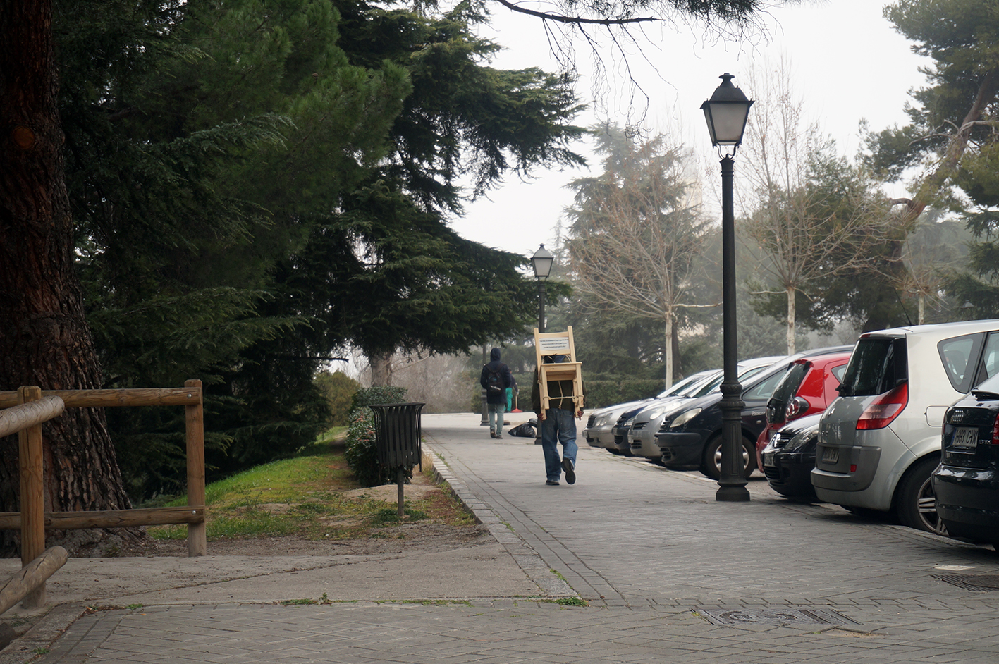 Ángel Poyón. 2015. La encomienda. Impresiones sobre papel de algodón. Copia de exposición. 70 x 46,5 cm y 42 x 29,7 cm. Cortesía del artista