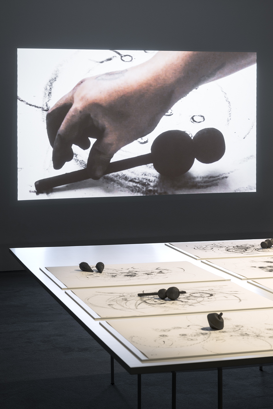 Christian Salablanca. 2020. La geometría del centro. Instalación. Video 14’; 14 esculturas de 18 x 18,5 cm c/u; 14 dibujos de 75 x 50 cm c/u. Thyssen Bornemisza Art Contemporary Collection. Encargado y producido por FLORA ars+natura and Thyssen-Bornemisza Art. Foto por Roberto Ruiz.