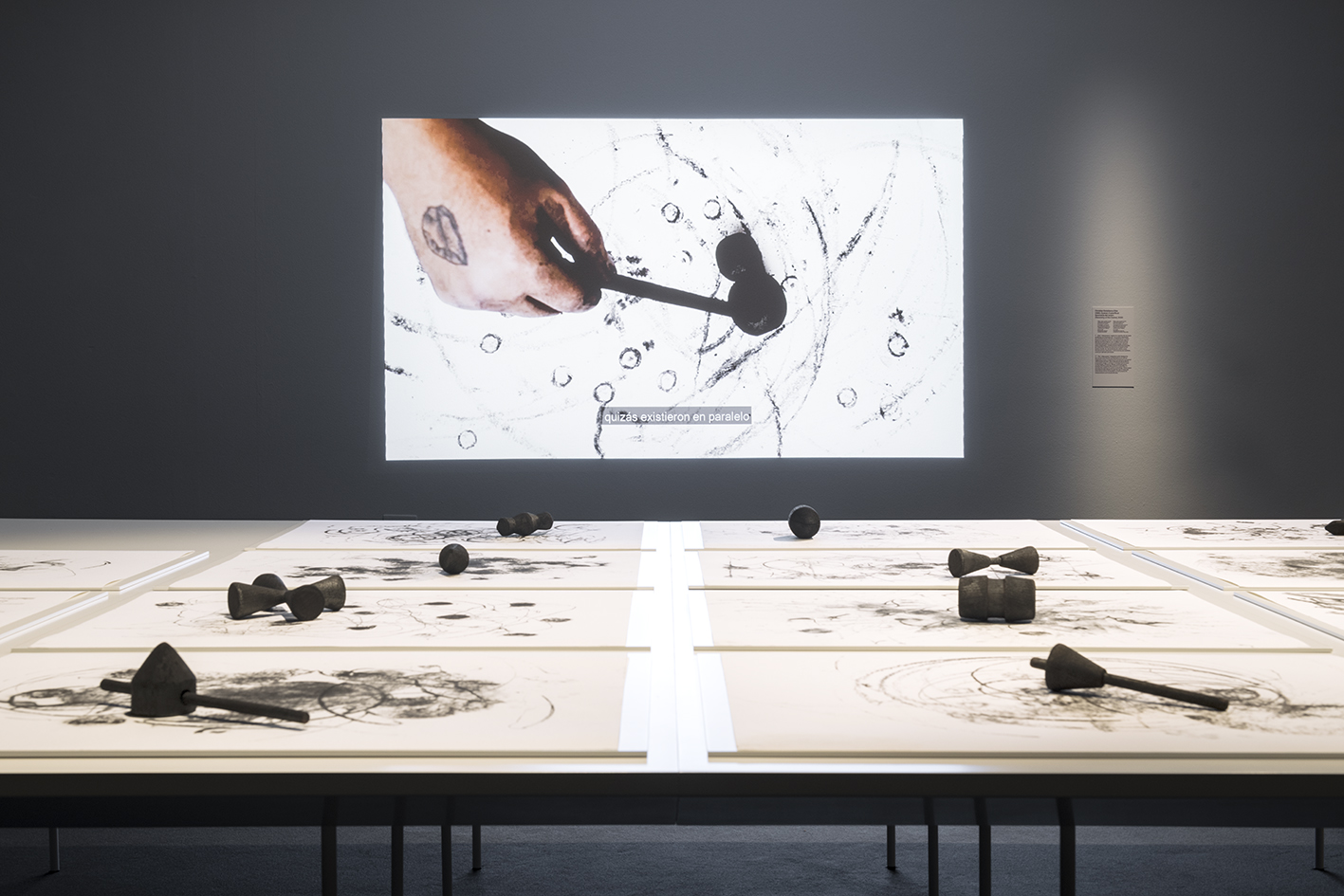 Christian Salablanca. 2020. La geometría del centro. Instalación. Video 14’; 14 esculturas de 18 x 18,5 cm c/u; 14 dibujos de 75 x 50 cm c/u. Thyssen Bornemisza Art Contemporary Collection. Encargado y producido por FLORA ars+natura and Thyssen-Bornemisza Art. Foto por Roberto Ruiz.