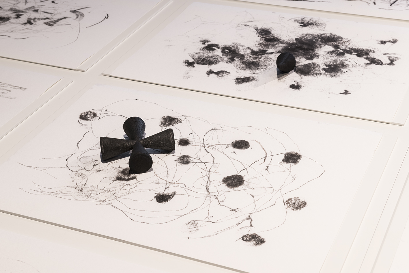 Christian Salablanca. 2020. La geometría del centro. Instalación. Video 14’; 14 esculturas de 18 x 18,5 cm c/u; 14 dibujos de 75 x 50 cm c/u. Thyssen Bornemisza Art Contemporary Collection. Encargado y producido por FLORA ars+natura and Thyssen-Bornemisza Art. Foto por Roberto Ruiz.