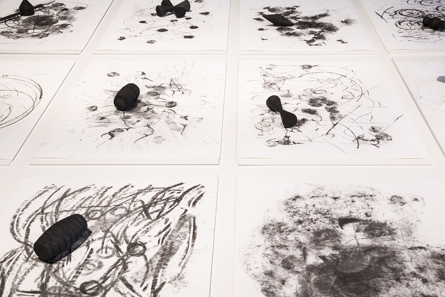 Christian Salablanca. 2020. La geometría del centro. Instalación. Video 14’; 14 esculturas de 18 x 18,5 cm c/u; 14 dibujos de 75 x 50 cm c/u. Thyssen Bornemisza Art Contemporary Collection. Encargado y producido por FLORA ars+natura and Thyssen-Bornemisza Art. Foto por Roberto Ruiz.