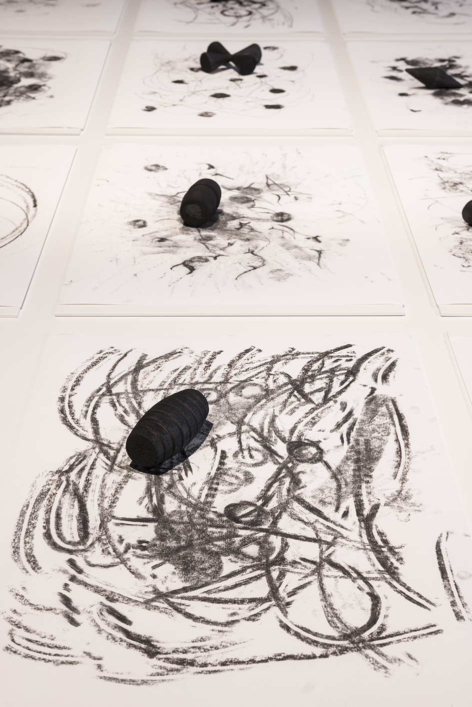 Christian Salablanca. 2020. La geometría del centro. Instalación. Video 14’; 14 esculturas de 18 x 18,5 cm c/u; 14 dibujos de 75 x 50 cm c/u. Thyssen Bornemisza Art Contemporary Collection. Encargado y producido por FLORA ars+natura and Thyssen-Bornemisza Art. Foto por Roberto Ruiz.