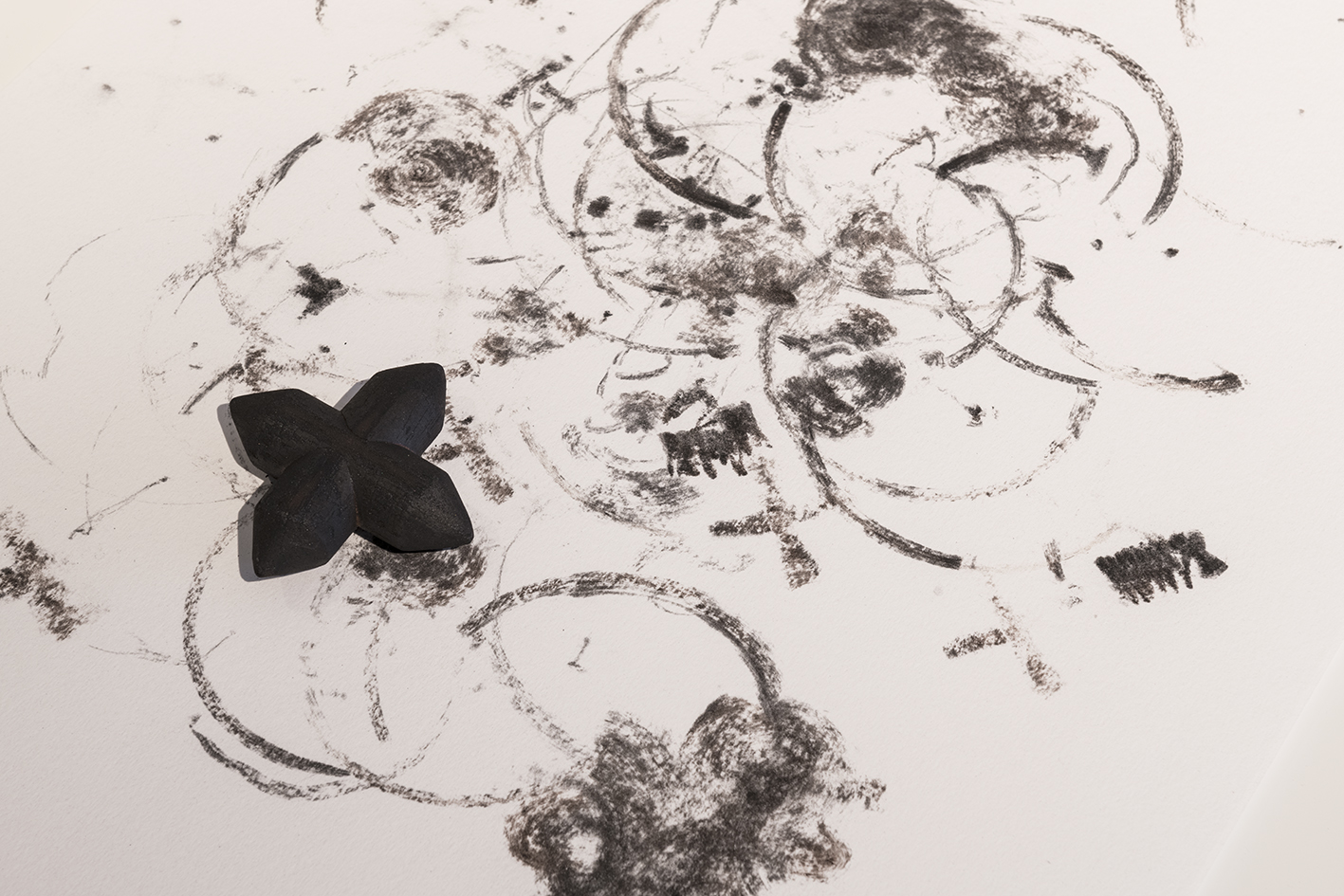 Christian Salablanca. 2020. La geometría del centro . Instalación. Video 14’; 14 esculturas de 18 x 18,5 cm c/u; 14 dibujos de 75 x 50 cm c/u. Thyssen Bornemisza Art Contemporary Collection. Encargado y producido por FLORA ars+natura and Thyssen-Bornemisza Art. Foto por Roberto Ruiz.