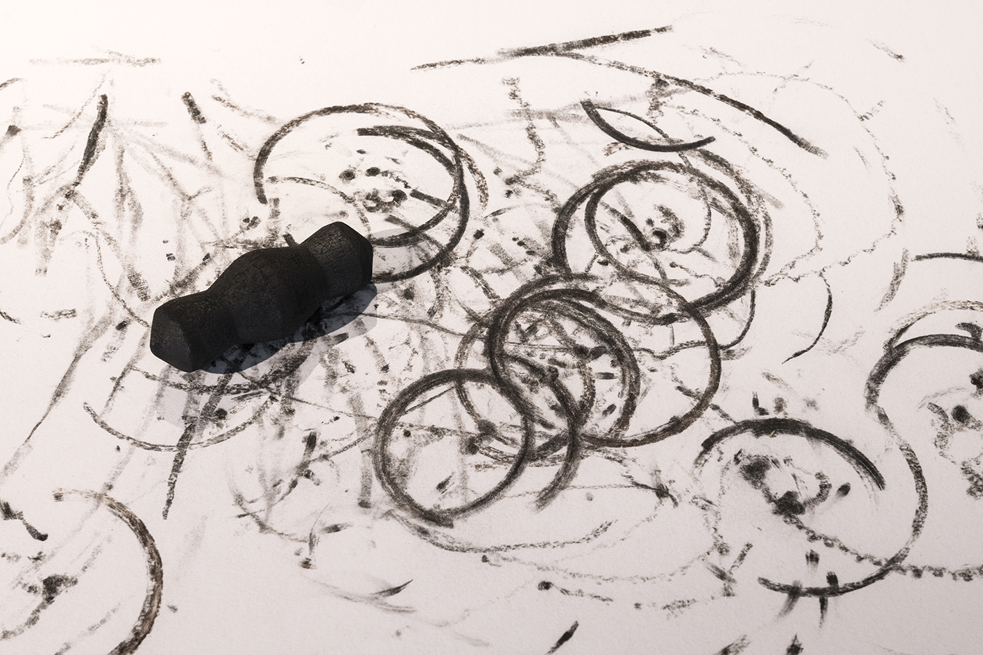 Christian Salablanca. 2020. La geometría del centro. Instalación. Video 14’; 14 esculturas de 18 x 18,5 cm c/u; 14 dibujos de 75 x 50 cm c/u. Thyssen Bornemisza Art Contemporary Collection. Encargado y producido por FLORA ars+natura and Thyssen-Bornemisza Art. Foto por Roberto Ruiz.