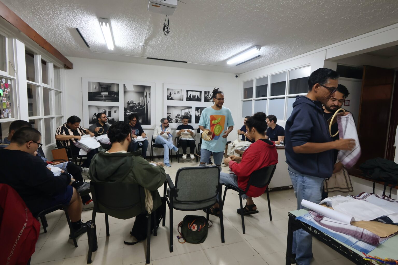 Grupo de hombres bordando