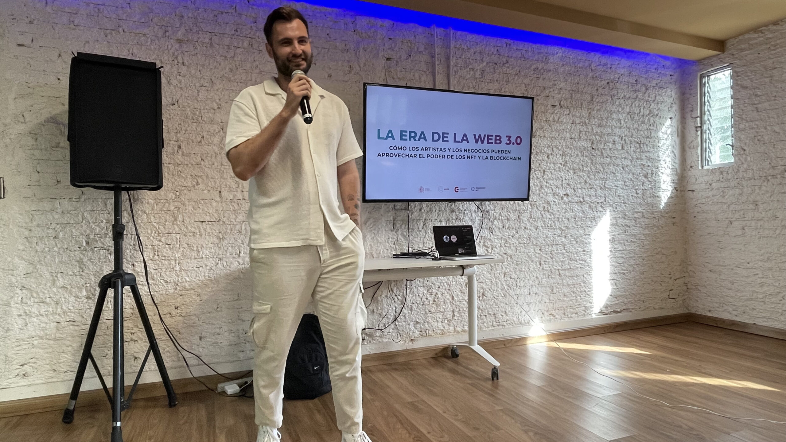 Javier San Juan durante su presentación en la Universidad Véritas