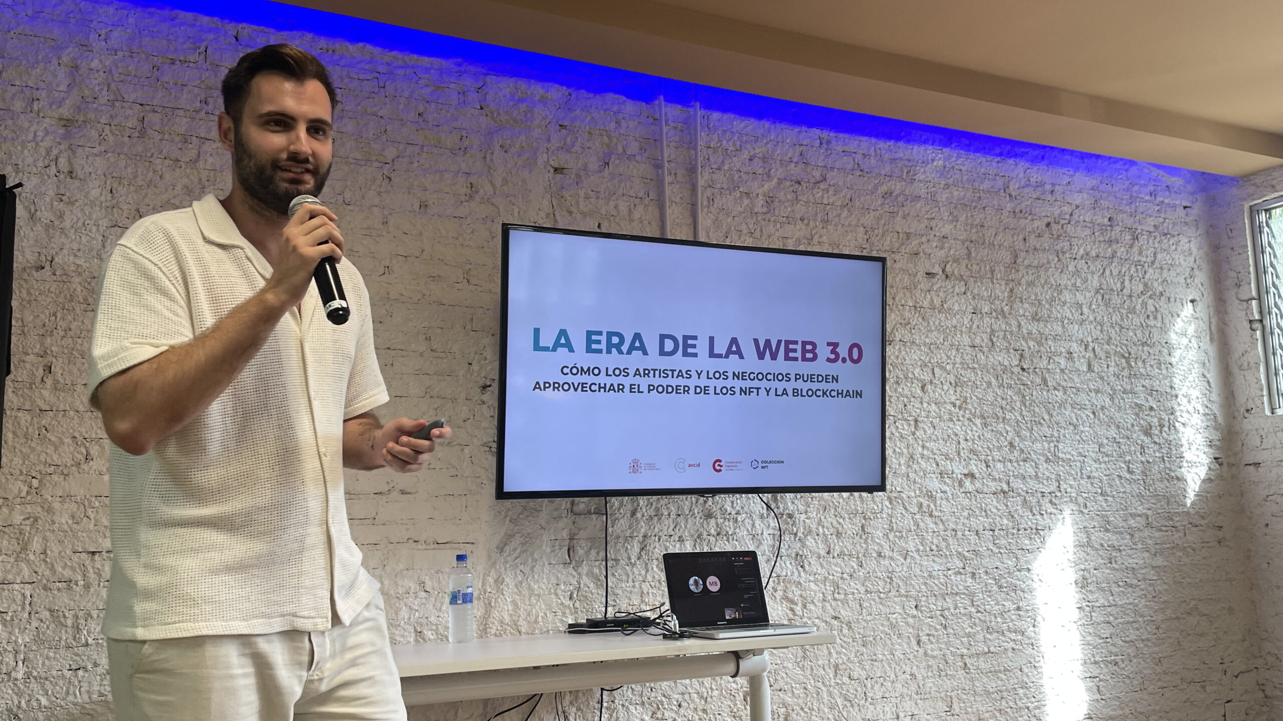 Presentación en la Universidad Véritas