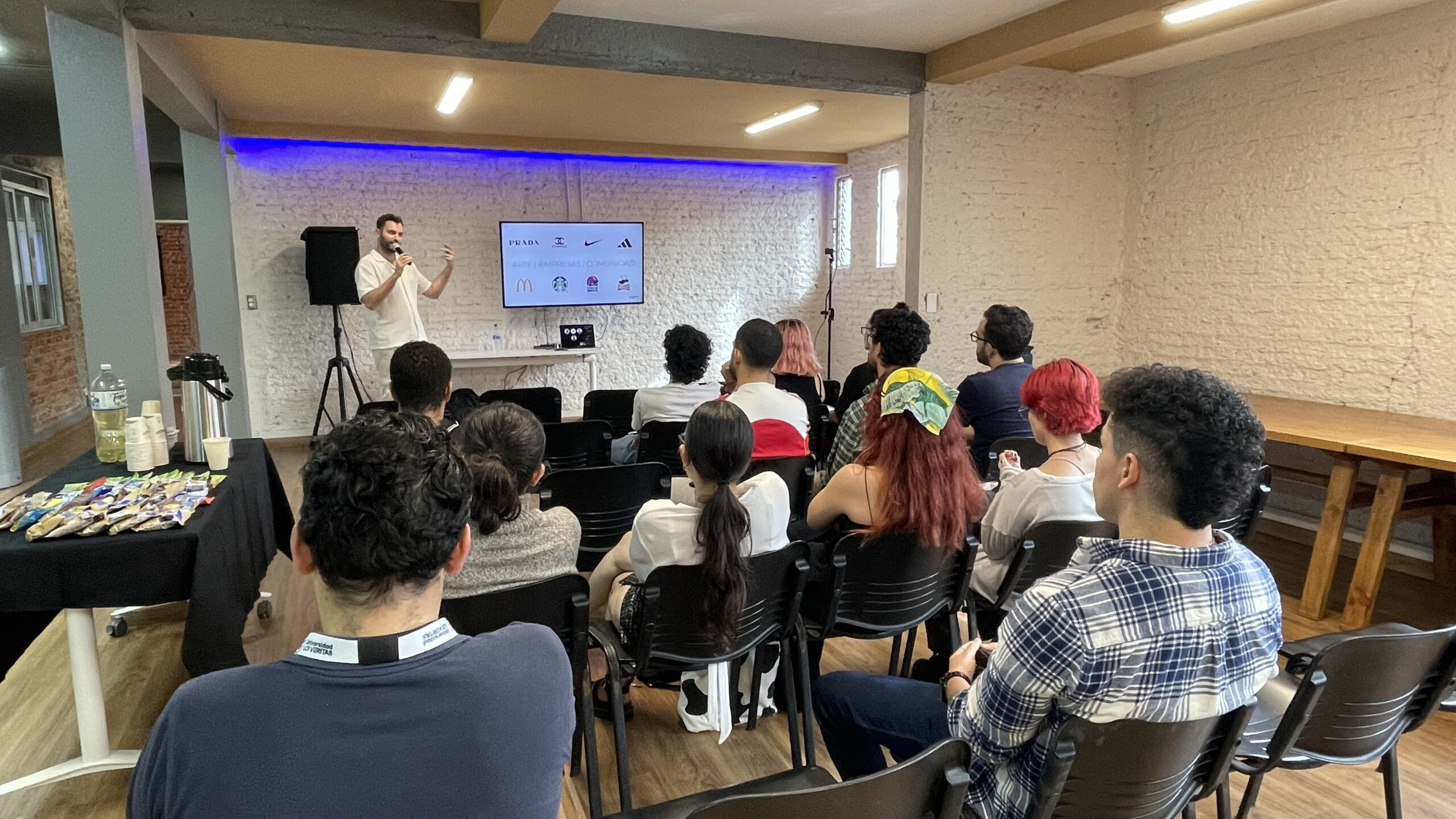 Presentación en la Universidad Véritas