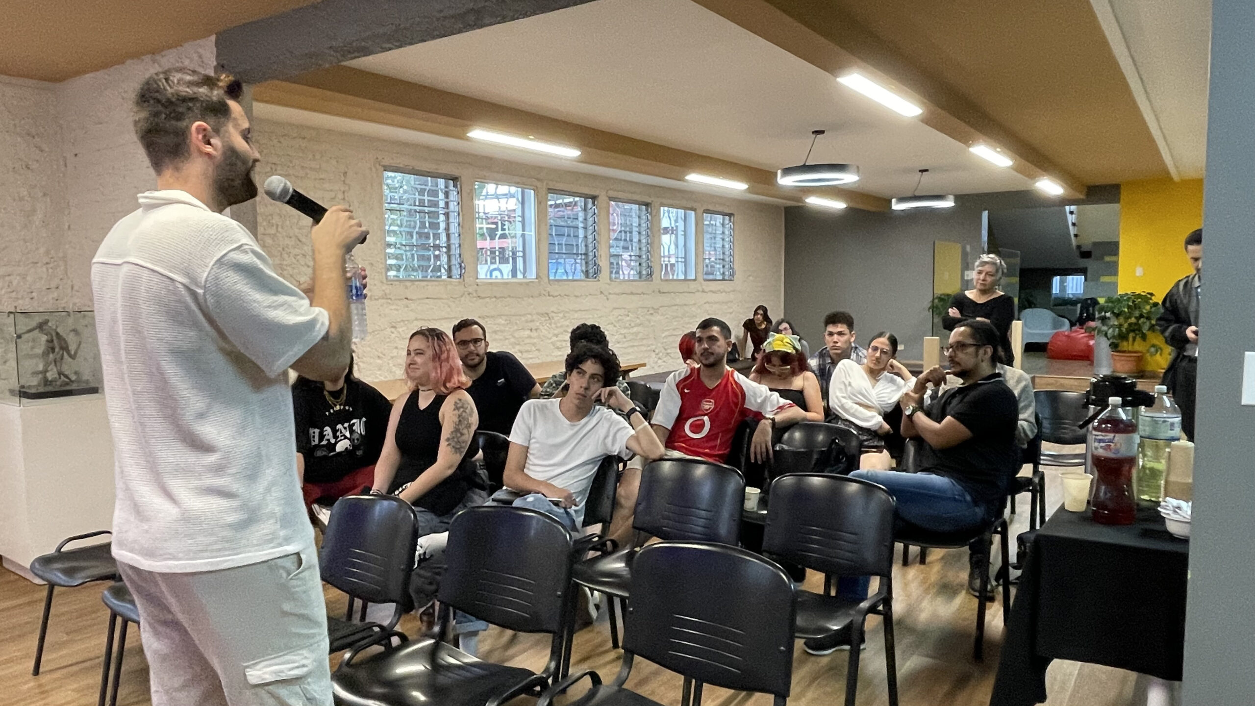 Presentación en la Universidad Véritas