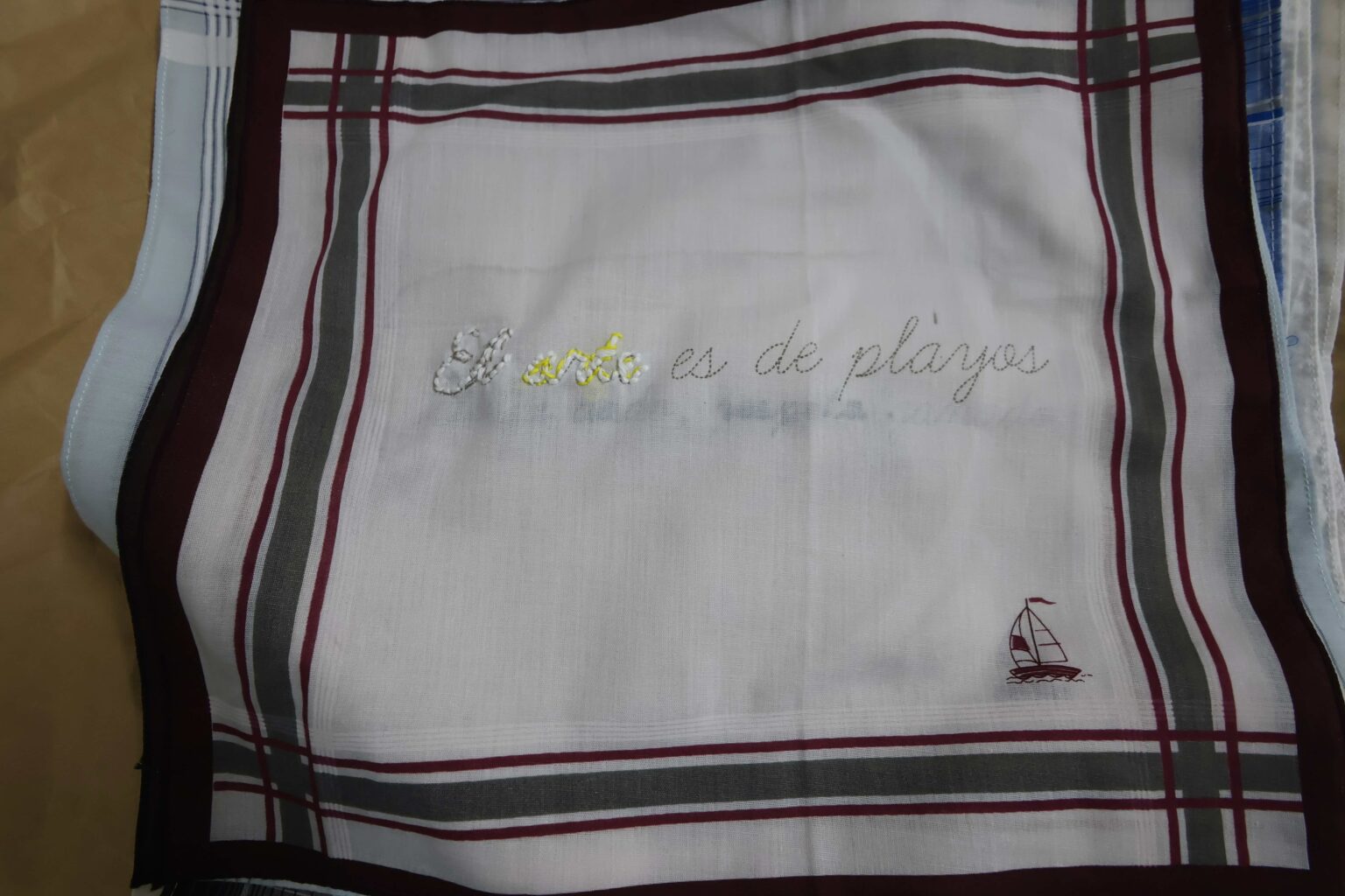 Pañuelo con frase bordada