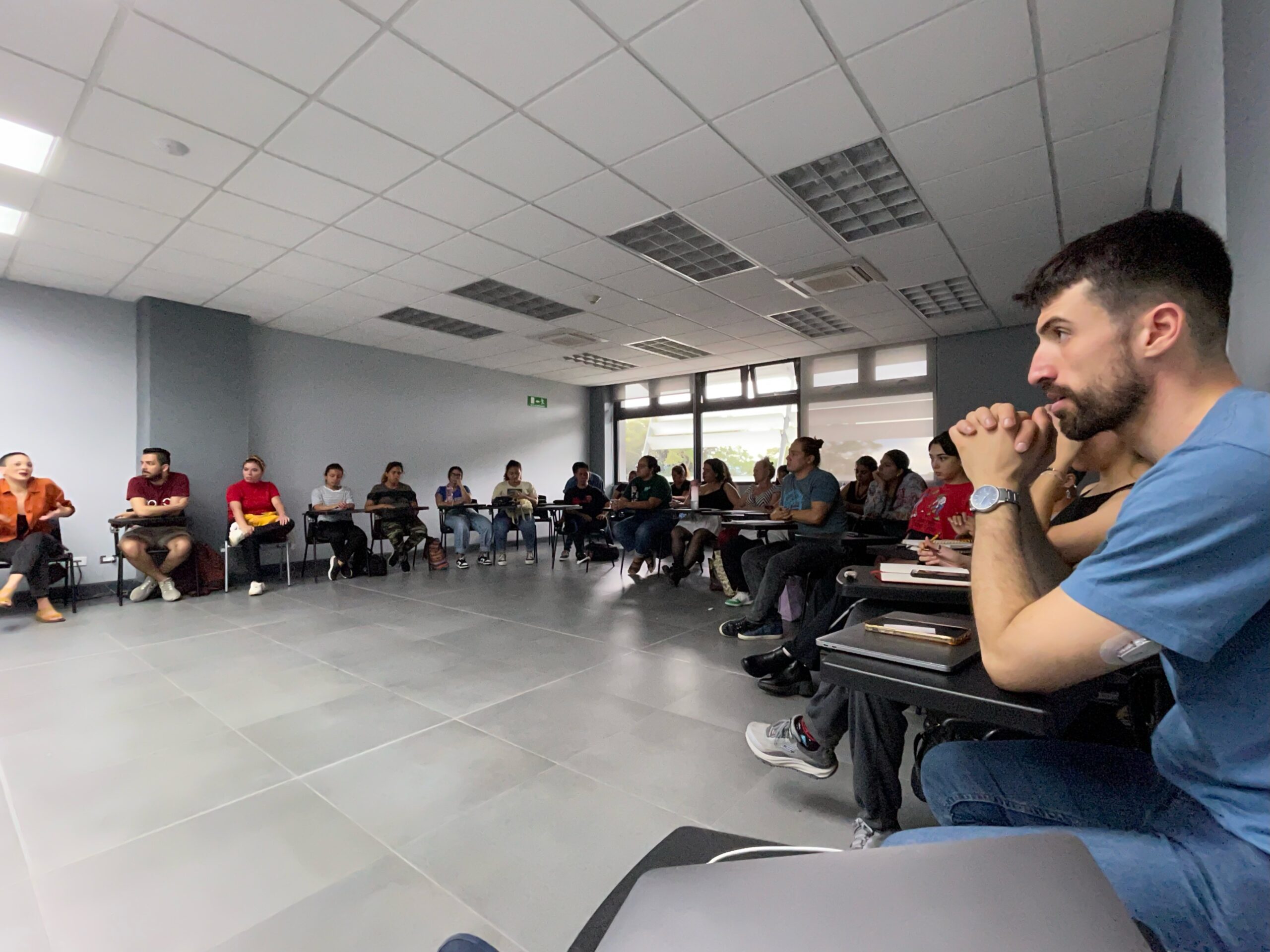 David Blanco visita la Universidad Nacional y comparte con estudiantes de diversas carreras