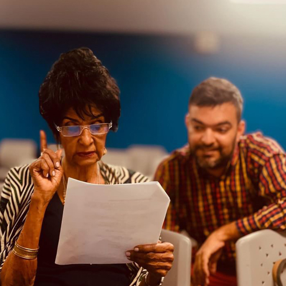 Pichardo junto a señora