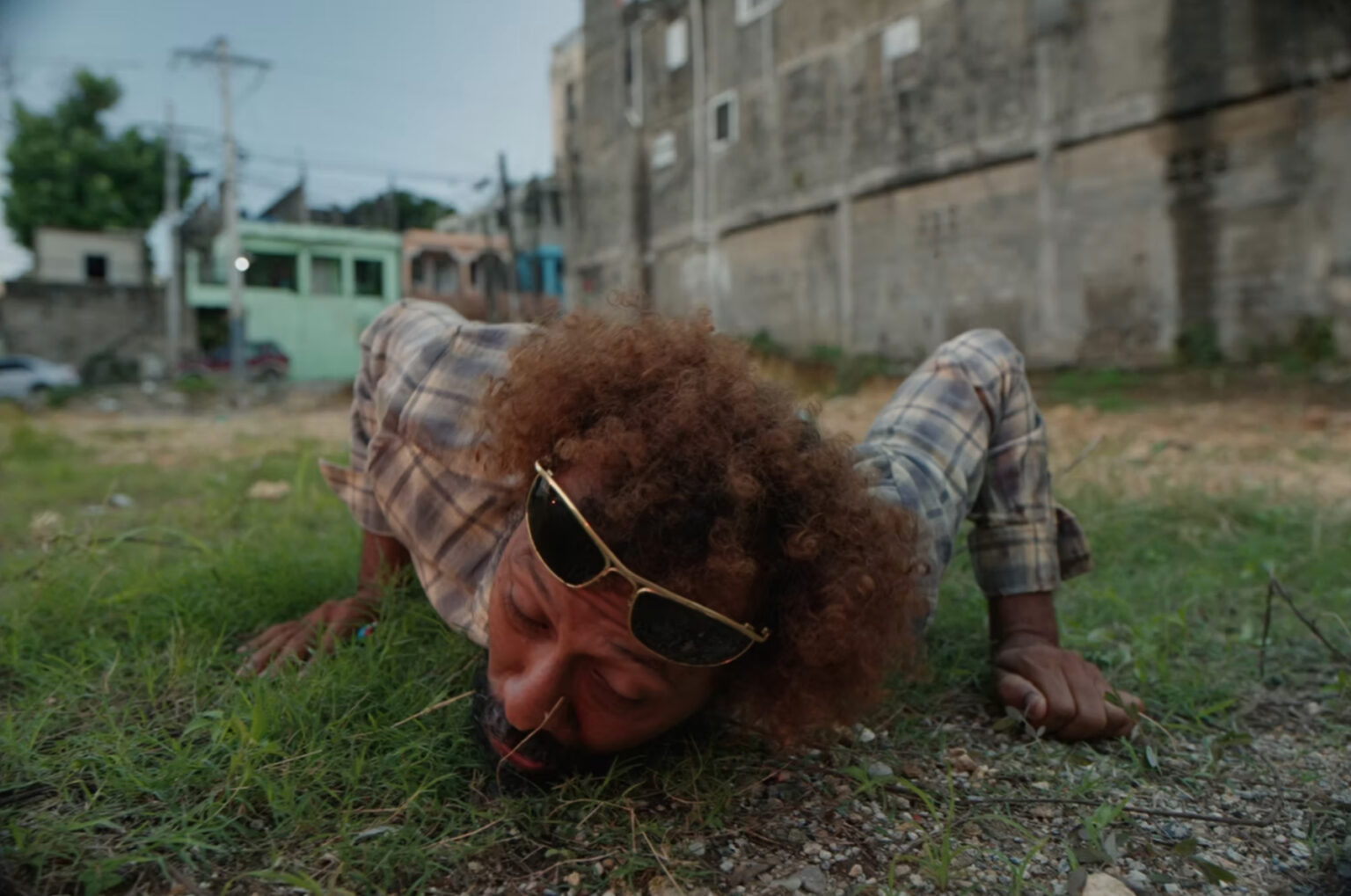 Hombre tumbado en el suelo en escena de la película La Bachata de Biónico