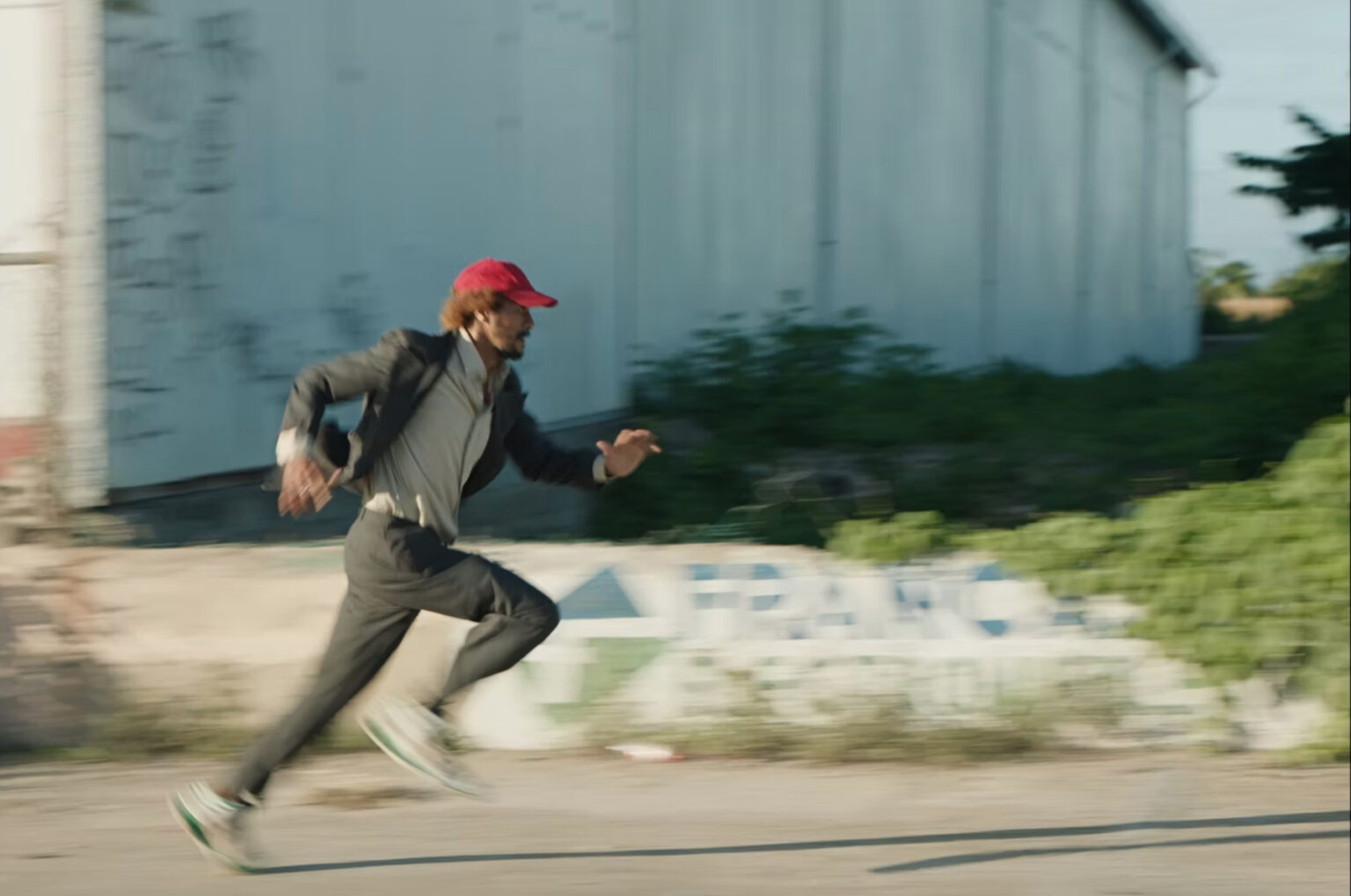 Hombre con gorra corriendo
