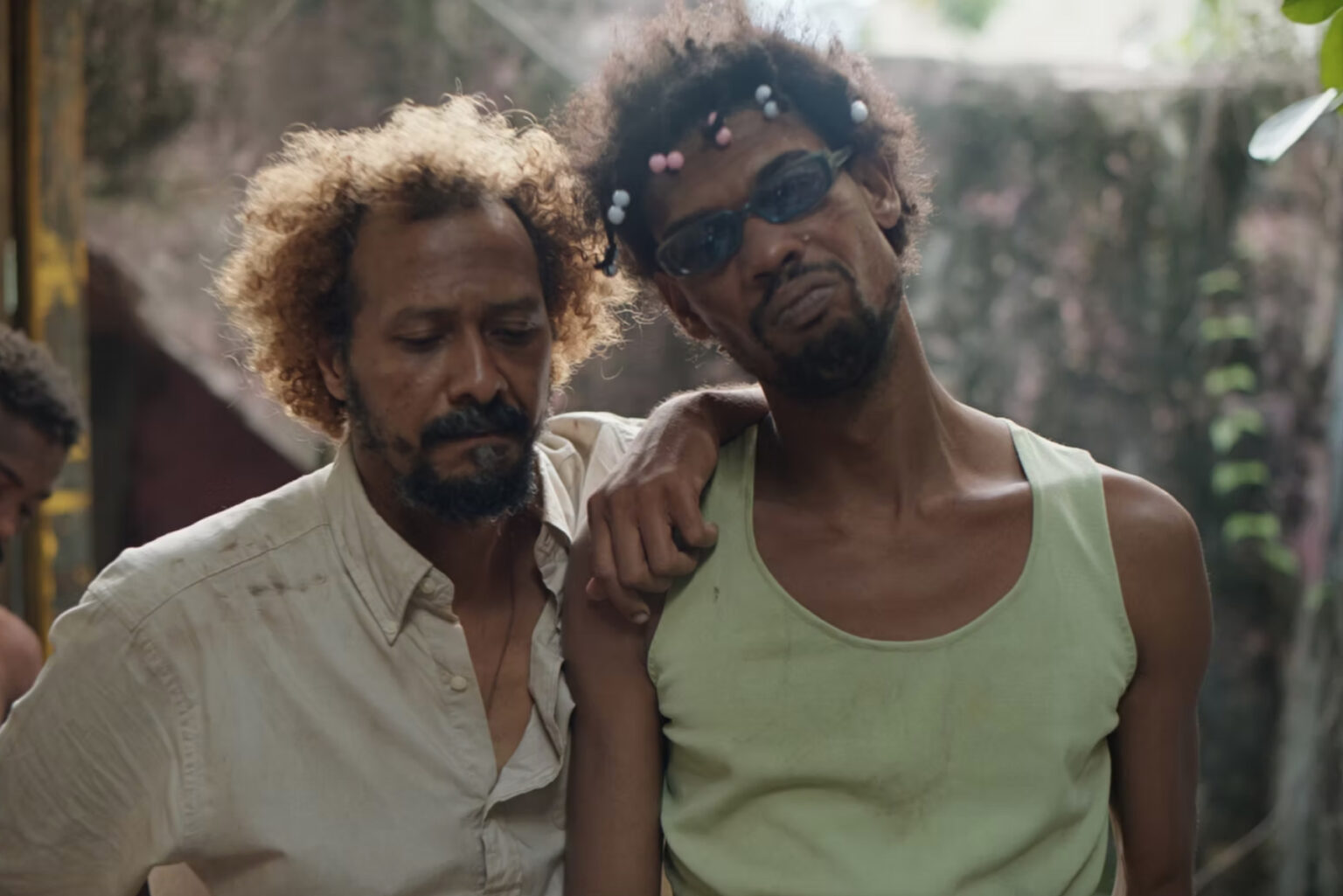 Dos hombre en escena