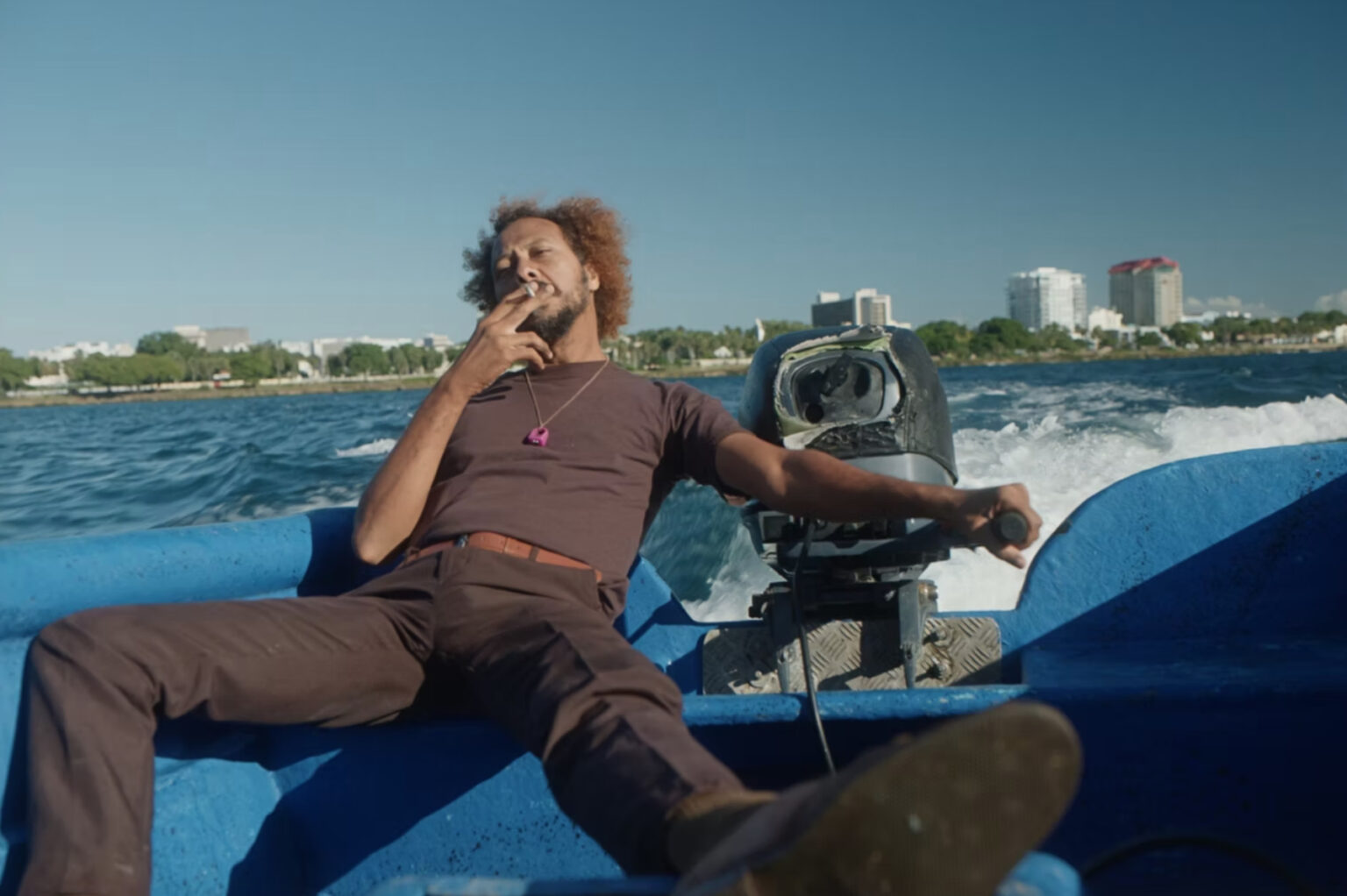 Escena de hombre en lancha en el mar 