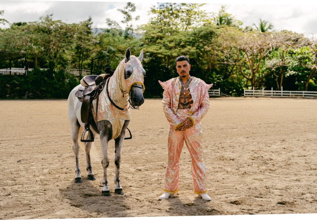 Raw Alejandro junto a caballo