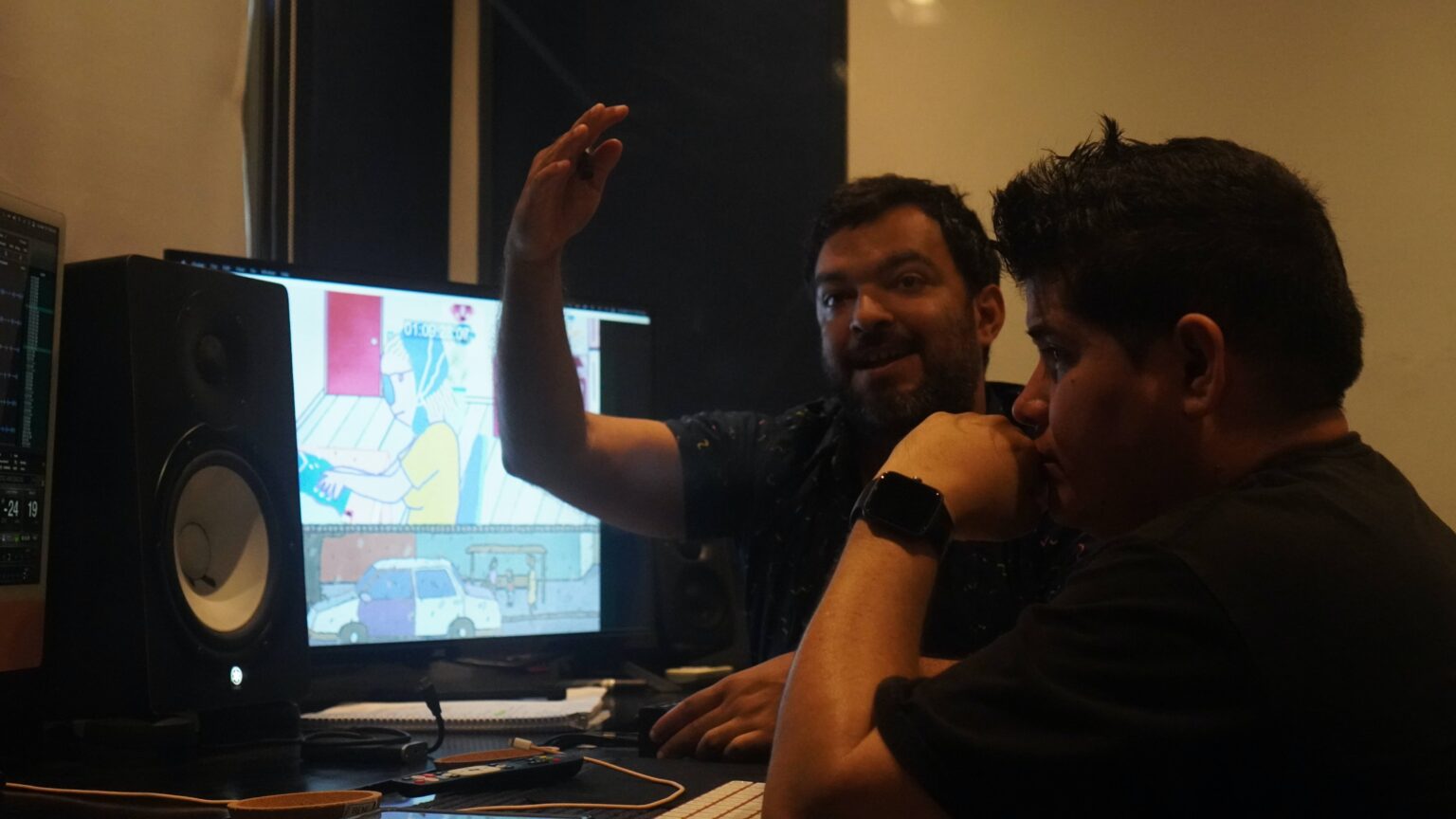 Tomás Pichardo en estudio junto a otro hombre