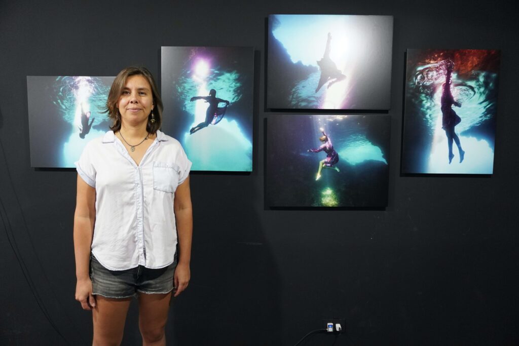 Laura Cruz posando junto a su obra
